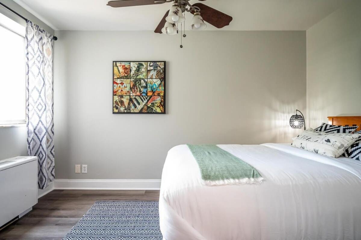Heart Downtown 2bd Onsite Parking View! Lm401